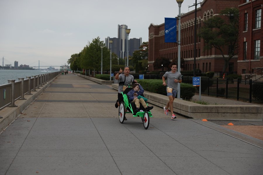 Runners on the Detroit Riverwalk in the Growler Gallop Atwater 10 Mile and 5K race