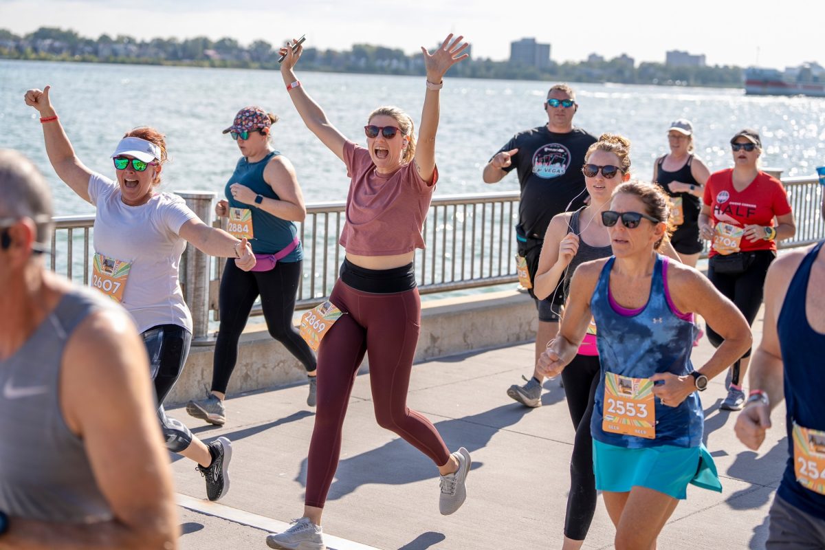 Runners on Detroit Riverwalk in Growler Gallop Atwater 10 Mile and 5K race
